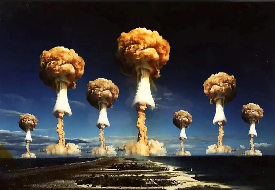 不少美媒都在渲染一个论调：一旦美国倒下，世界立马大乱，第三次世界大战就要爆发。他