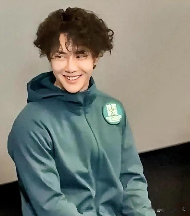 杜华“荒谬”一语，王一博续约成焦点漩涡乐华娱乐CEO杜华在社交平台轻抛“荒谬