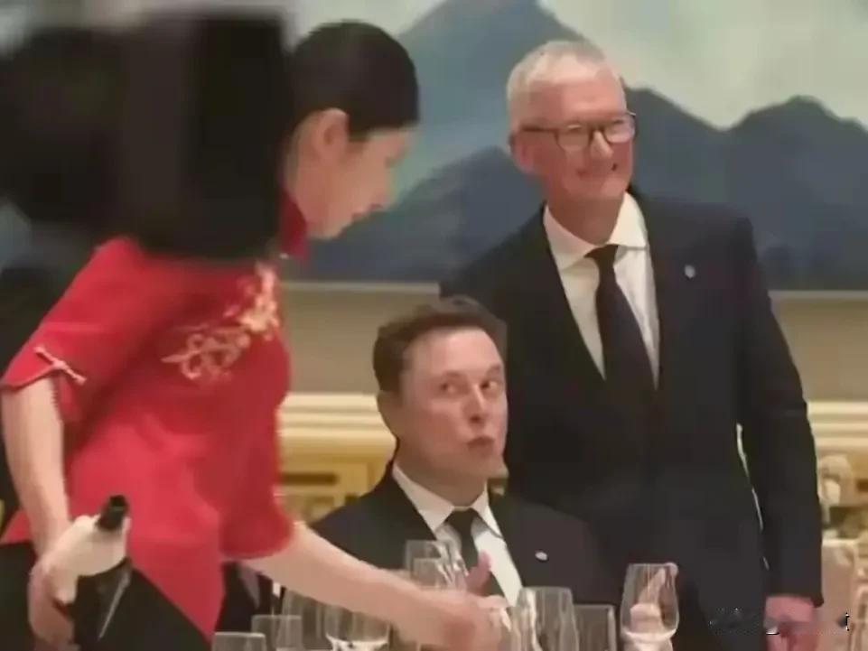 这个美女服务人员绝对不一般！马斯克看她的眼神能很说明问题！不得不说，东方美人的