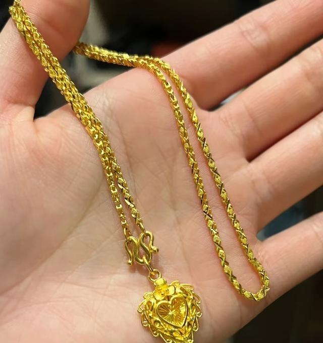 卖黄金被坑了，大家避坑。我拿13克旧项链去回收店，老板二话不说直接烧，完事说只有