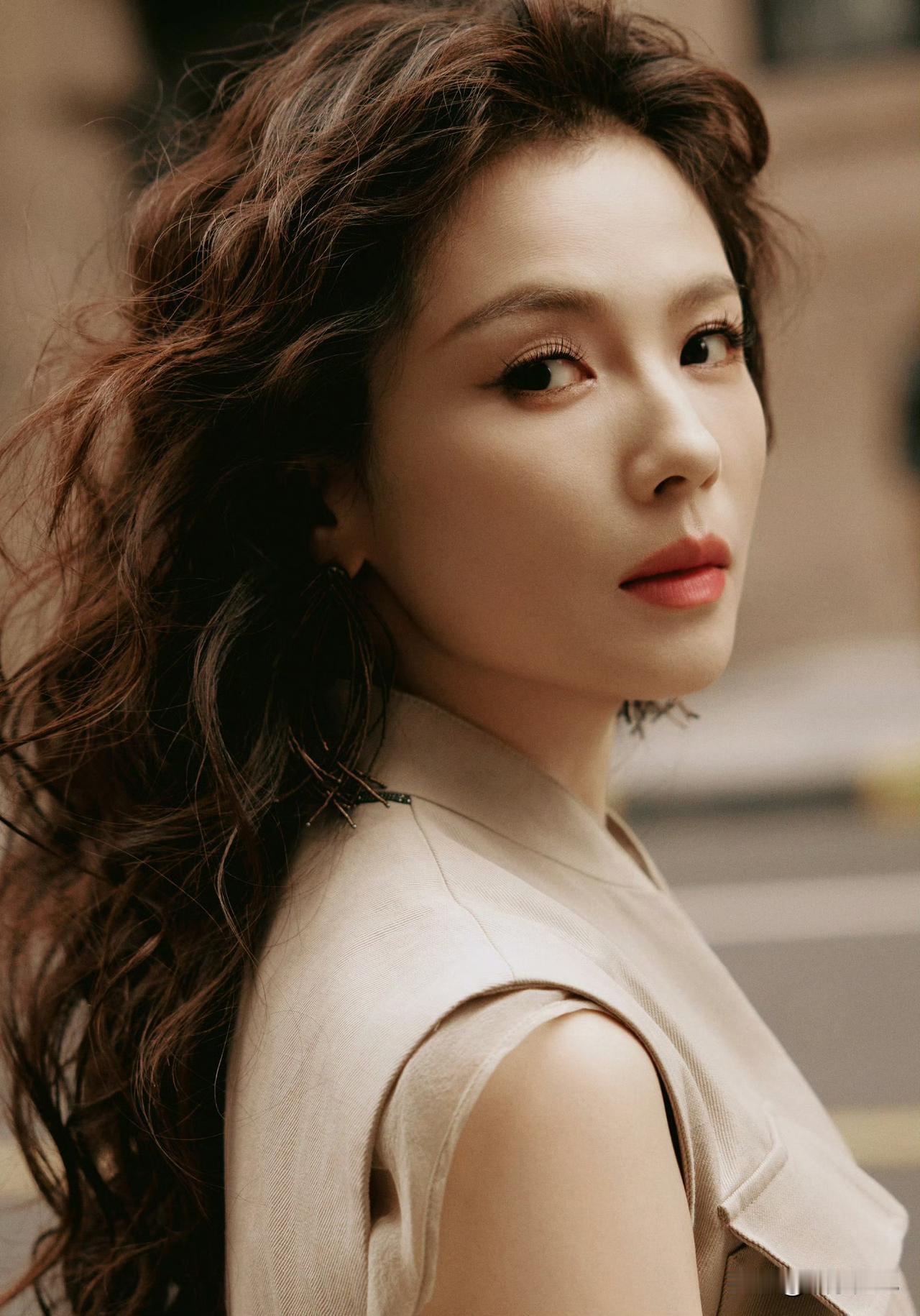 刘涛姐姐，卷发妆造，大地色彩穿搭，太漂亮啦。