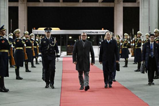 终于来了，芬兰总理抵达北京，落地下说了2句话，特朗普怕啥来啥 1月25