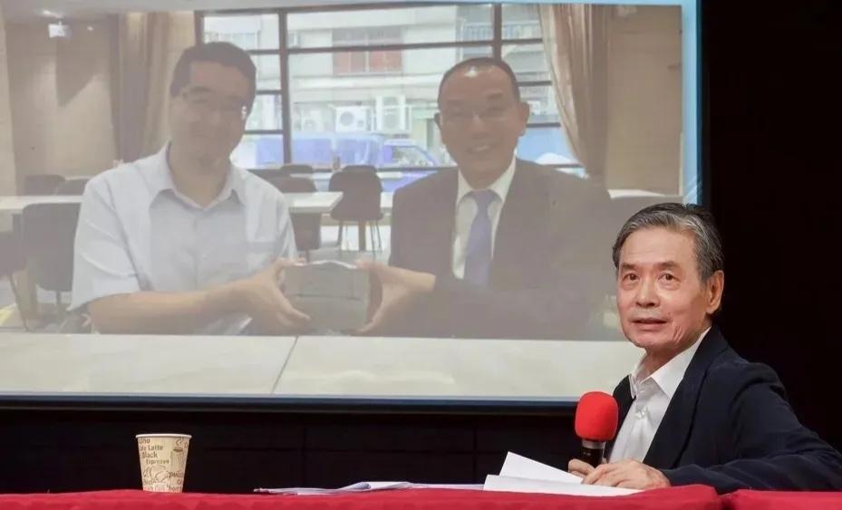 金傅聪在今天的新闻发布会上，公布了一张萧旭岑和另一位男士一起托现金的照片。这