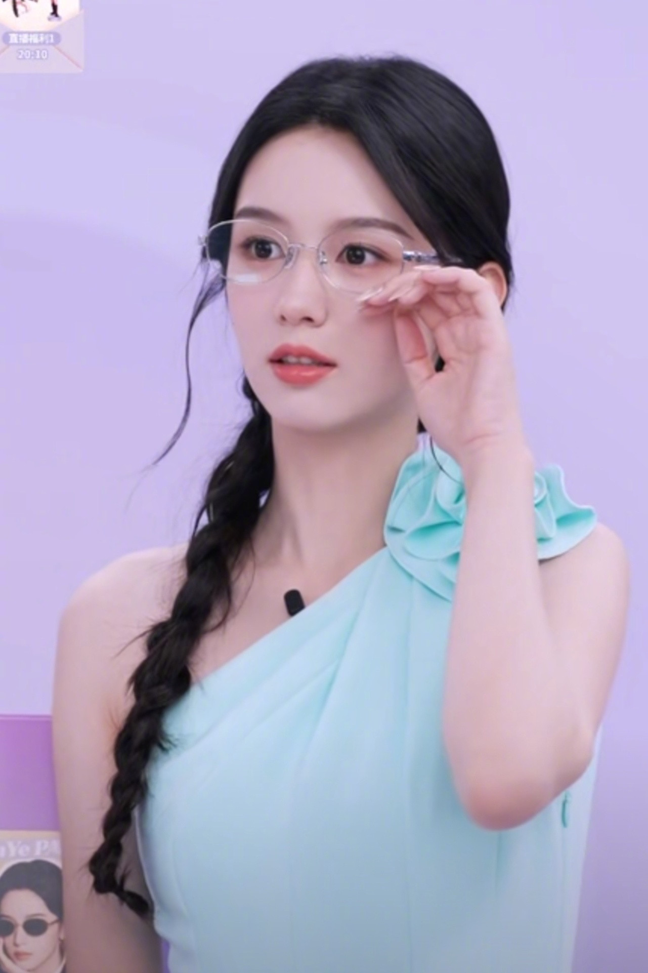 周也今天的直播造型，高智御姐既视感