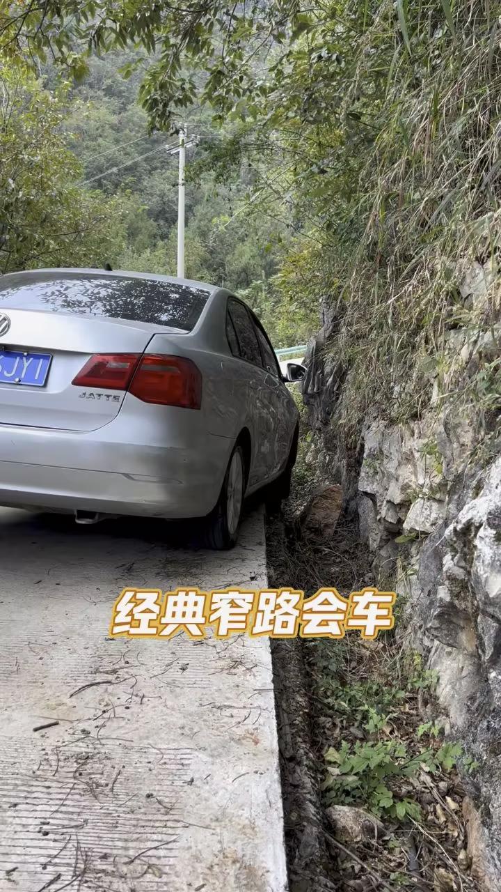 新手为什么总是感觉车比路宽呢？明明导航显示路挺宽，咋自己开车时，感觉车要把整条路