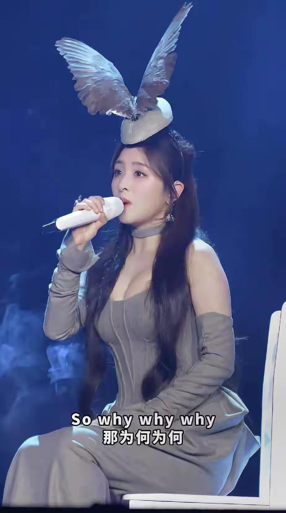 当年唱《酸酸甜甜就是我》的小姑娘长大啦。真难想象，当年那个带着可爱甜音的女孩，