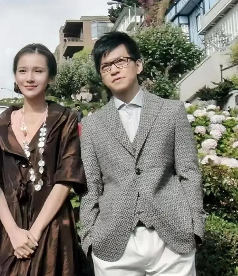 这俩人站一块儿太上镜了！男士李键，英俊潇洒、气宇不凡，往那儿一站，气质就出来了。
