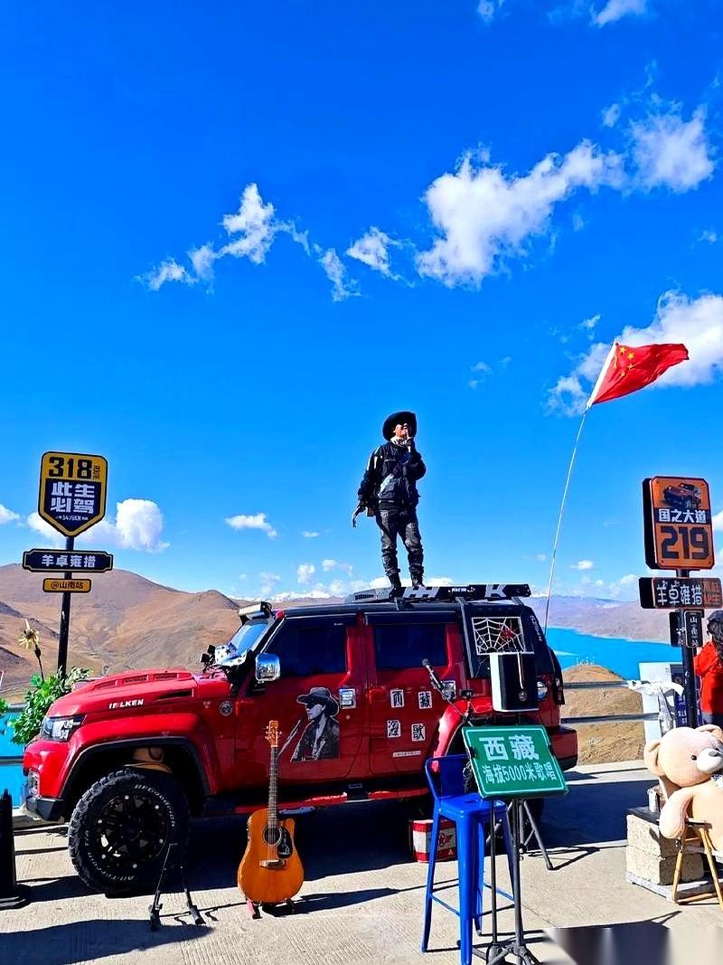 一个大哥自驾去西藏，半路捎上个大姐当旅伴。大姐上车第一句话就是：“路上吃住，你