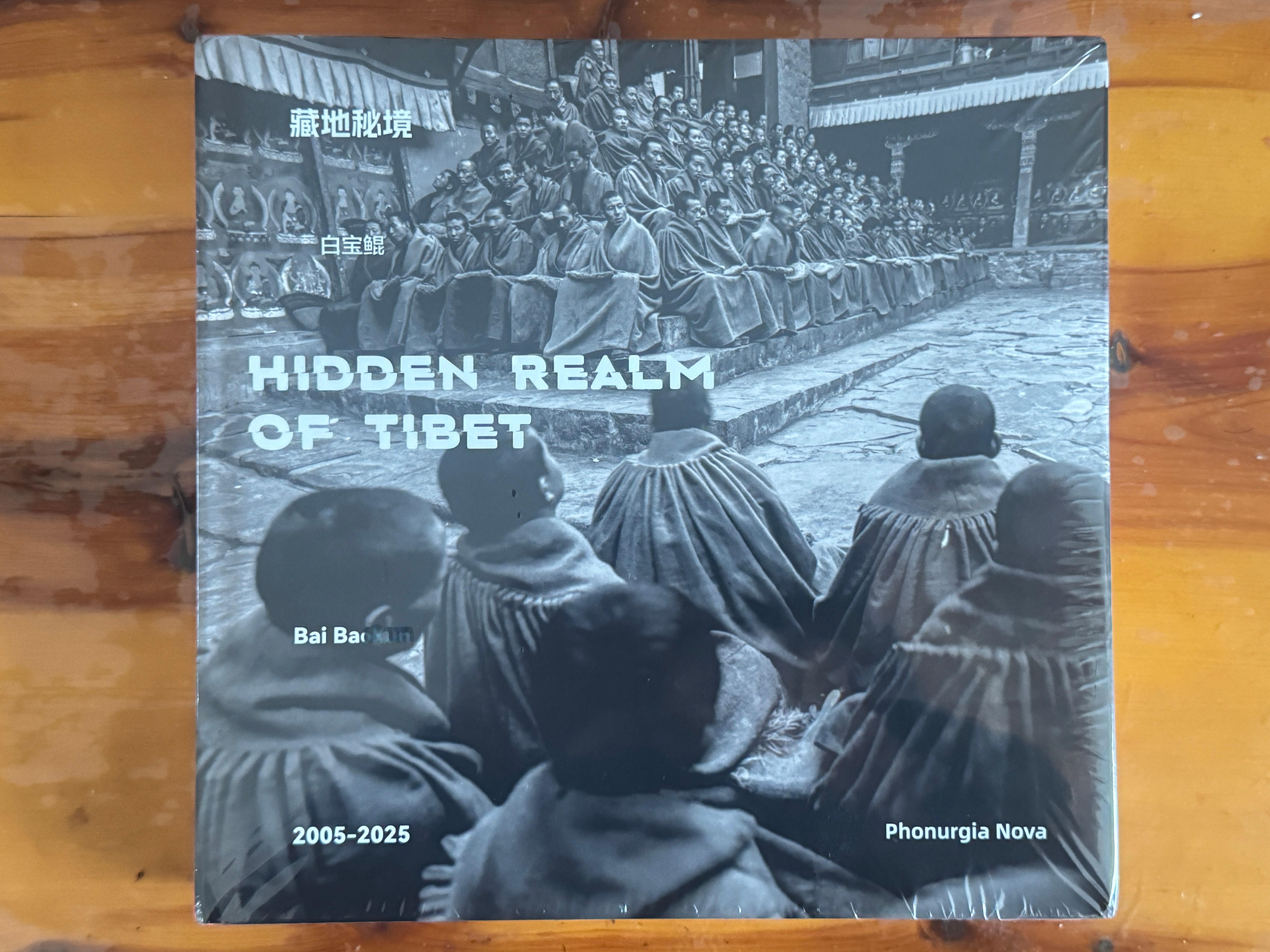 前几日收到白宝鲲先生的摄影作品集，感谢[祈祷]二十年间用，相机构造的银盐高原影像