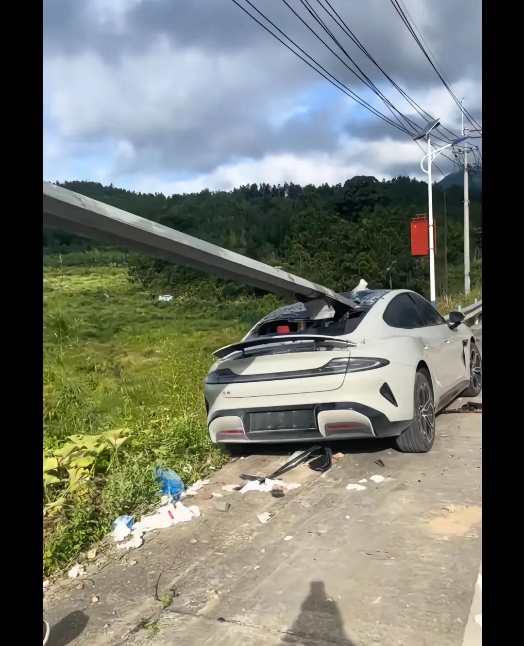 小米汽车坠海了，速度不快，刹车踩了，还是掉下去了，车主当场就没了。再看看雷军