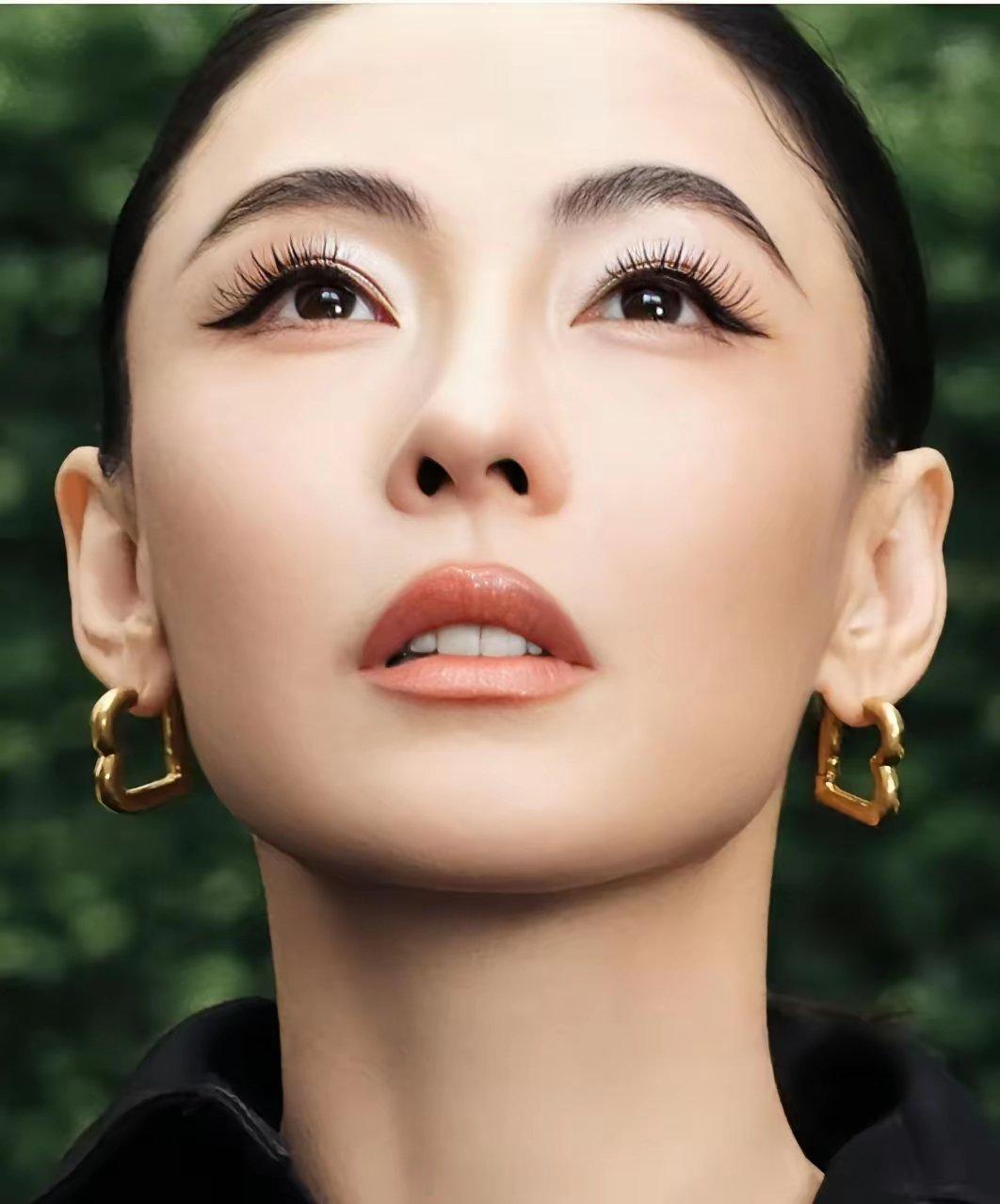 刘嘉玲最近在节目里讲了个旧事。九十年代她跟张柏芝去上海，那姑娘还没交过男朋友，