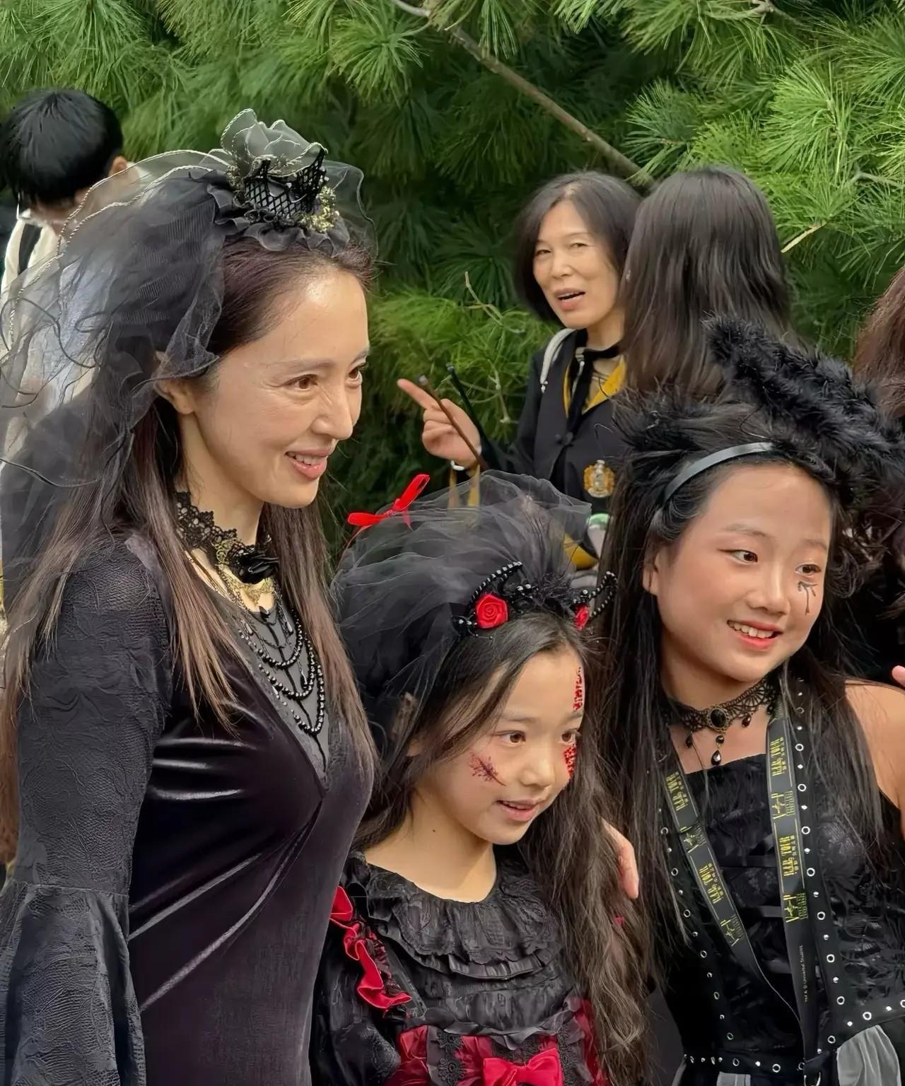 姐妹们，有钱就去做医美，别再用眼霜了！明星比咱有钱，也比咱更爱美，她们用的都是