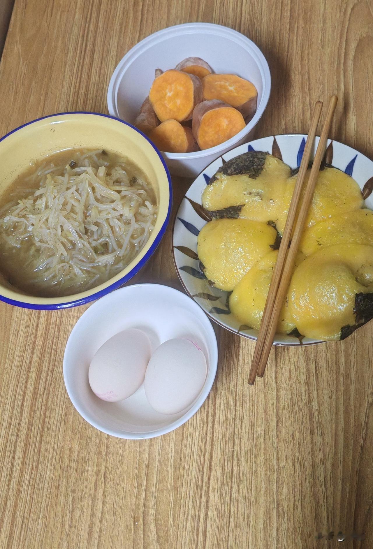 今天晚饭一锅出，绿萝卜丝炖粉条。上面蒸ti里放好豆包，切成片儿的地瓜，又放了两个