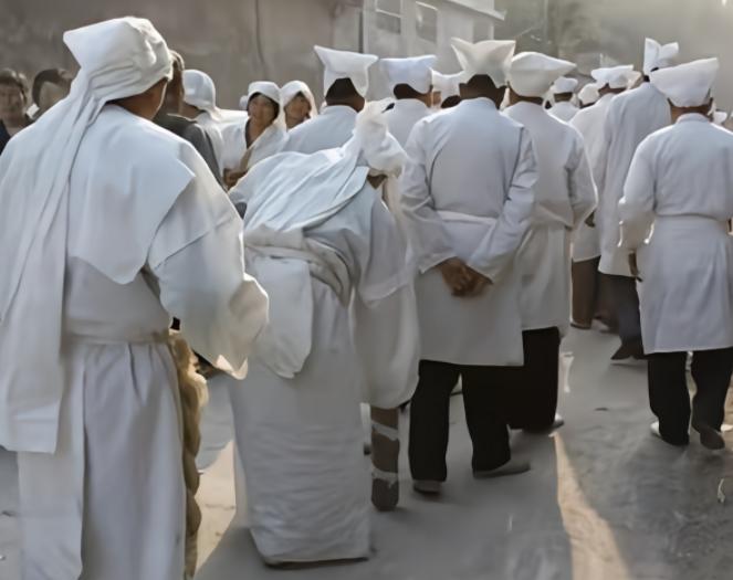 二十年后中国丧葬将会转变。很多独生子女对待死去的父母，基本上会转变为直接打电话，