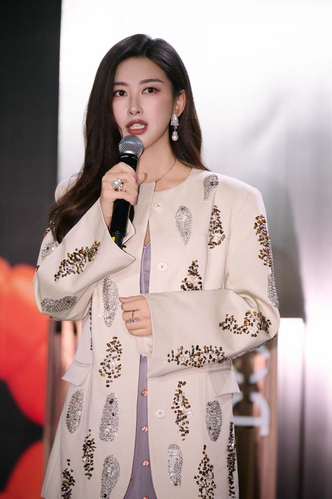 参加UCCA晚宴的朱珠又美出新高度了！米白亮片装尽显从容笃定，身姿曼妙气质卓然，