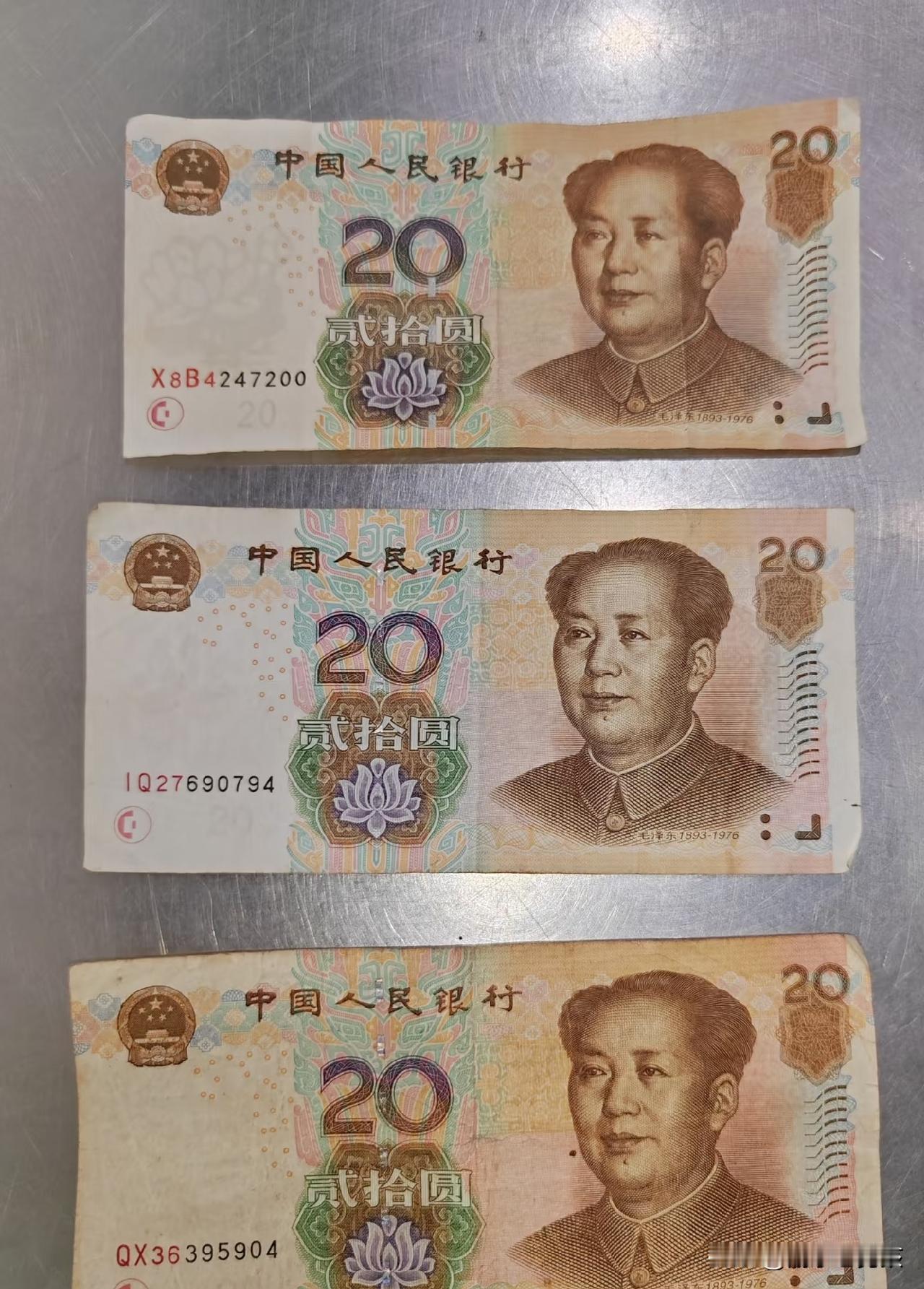 我和项目部经理的老婆在重庆两江新区汽博中心开了个工地食堂，晚上8点清点今天收到的