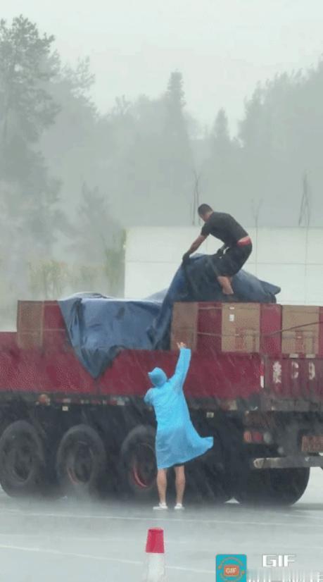 “该出手时就出手！”重庆，高速上突降大暴雨，夫妻俩就把车开到服务区打算等雨小了再