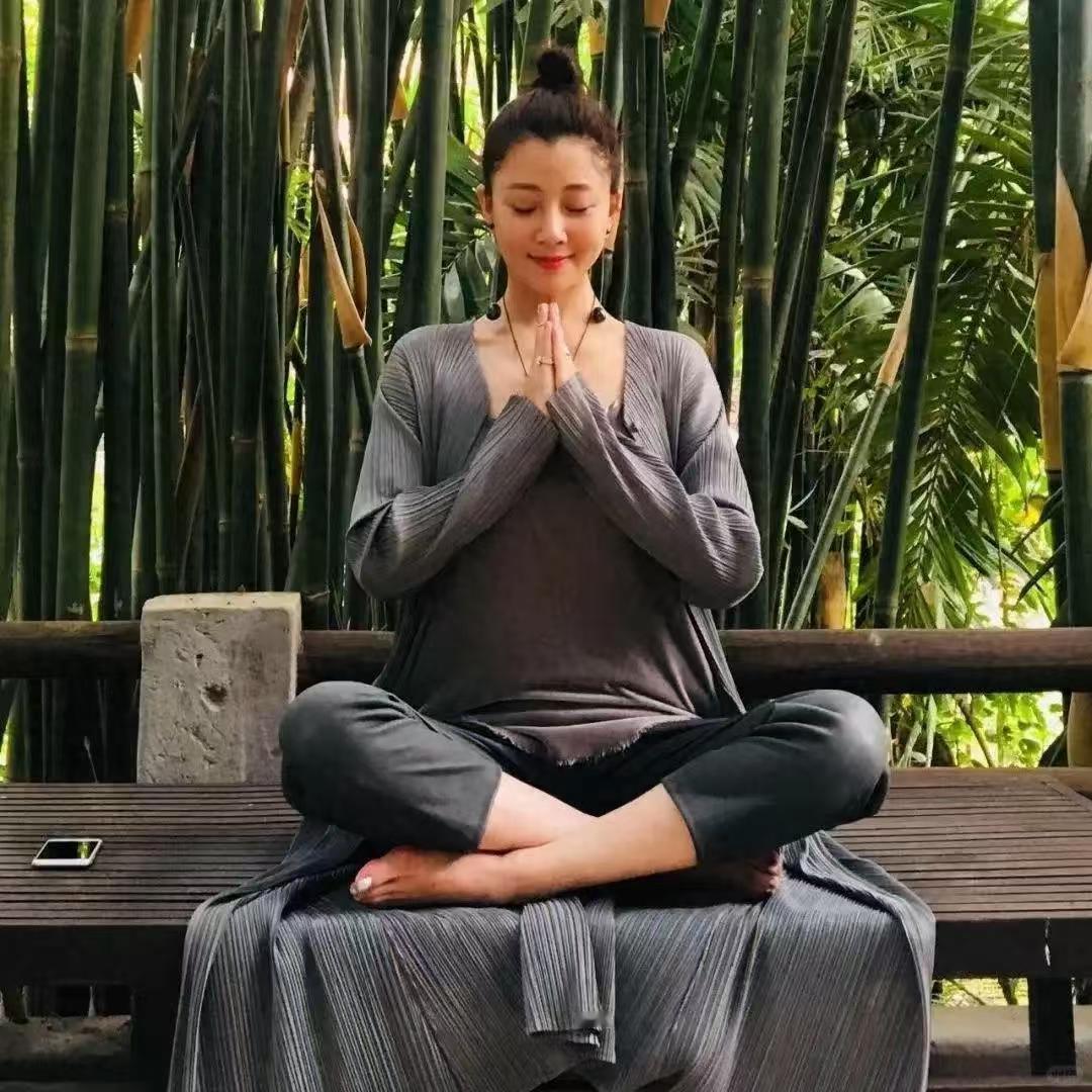 46岁殷桃的豪宅真大呀，院子不比张馨予家的差！人到中年，大都会血脉觉醒，爱摆弄