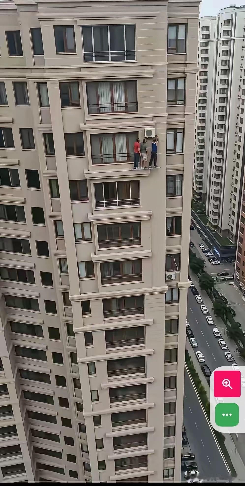 建议高层建筑阳台上，都留好安装空调外机的位置，拆装方便又安全。
