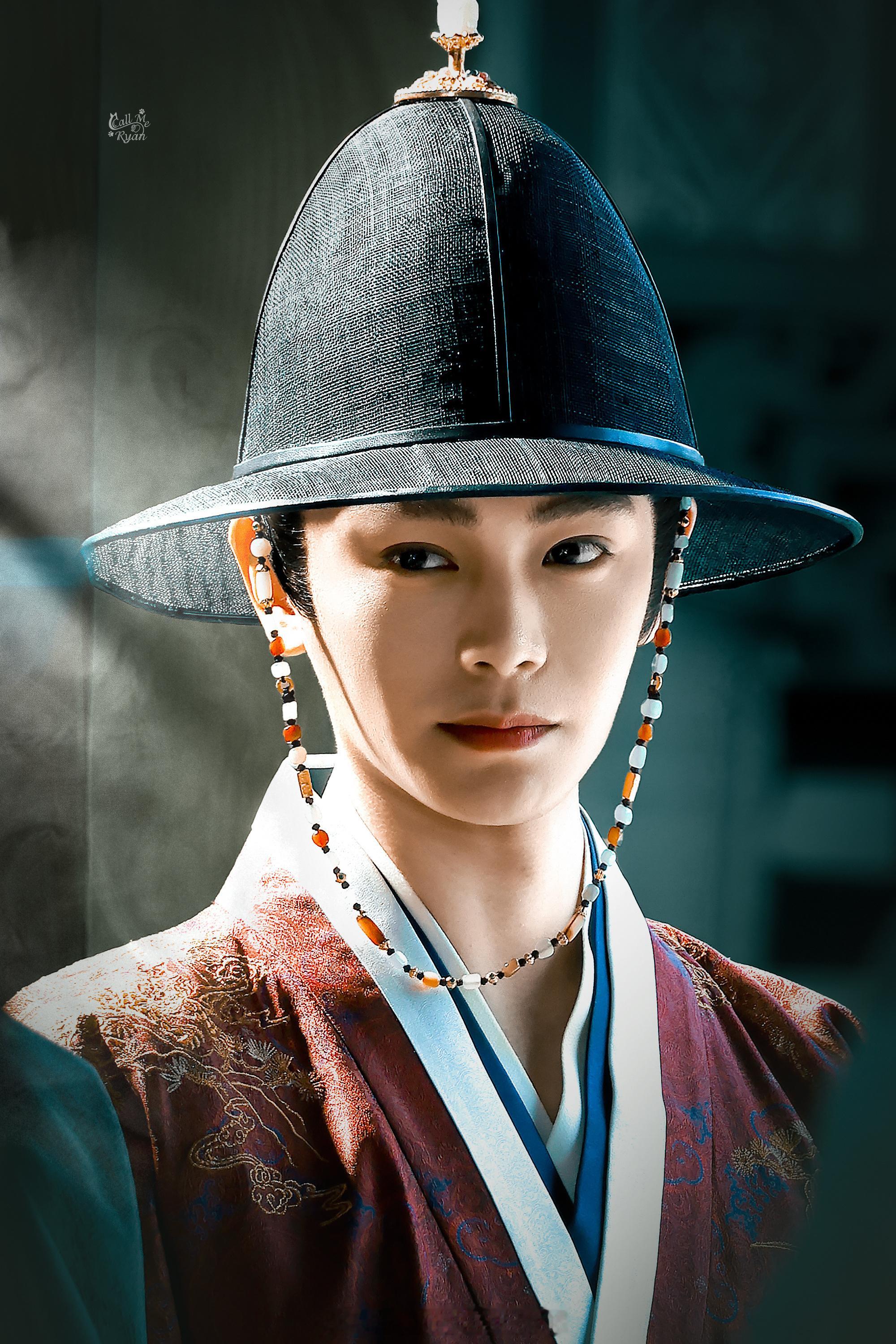 🍉：丁禹兮《恰逢雨连天》，重点刻画女主女扮男装的朝堂权谋剧，还是1V3，原著是