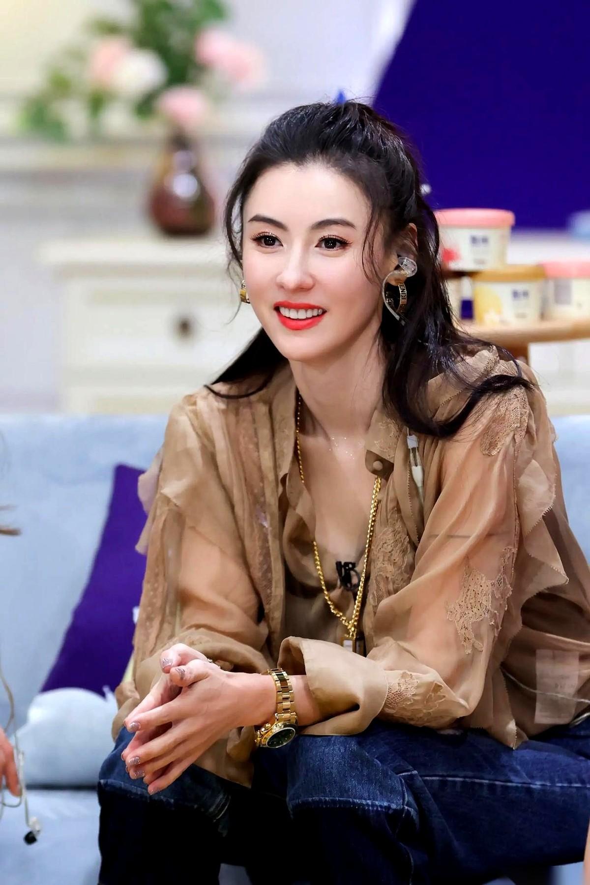 一手抱一个。全世界都在那儿瞎猜，嚼舌根，说她第三个孩子的爹到底是谁。结果人家