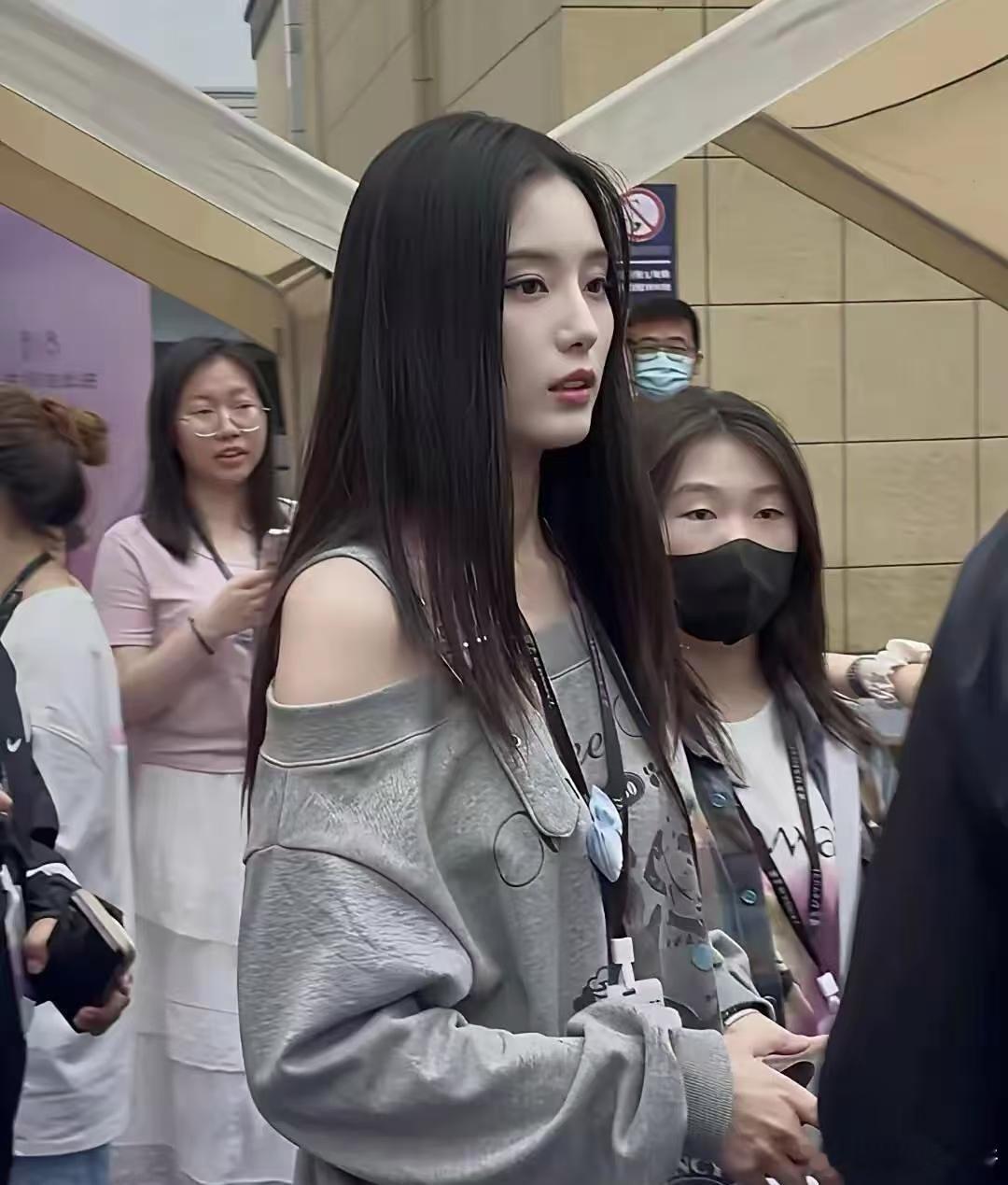 网友偶遇徐艺洋了,白得跟发光似的!个儿高高的,长得老美了,黄子韬这可真是走大运啦