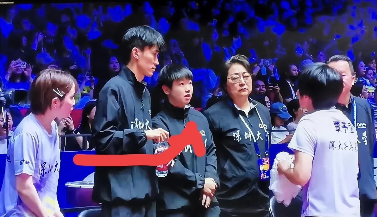 莎莎的话让平野美宇探过头来深圳队教练向岑予萱布置战术之后莎莎进行补充平野美
