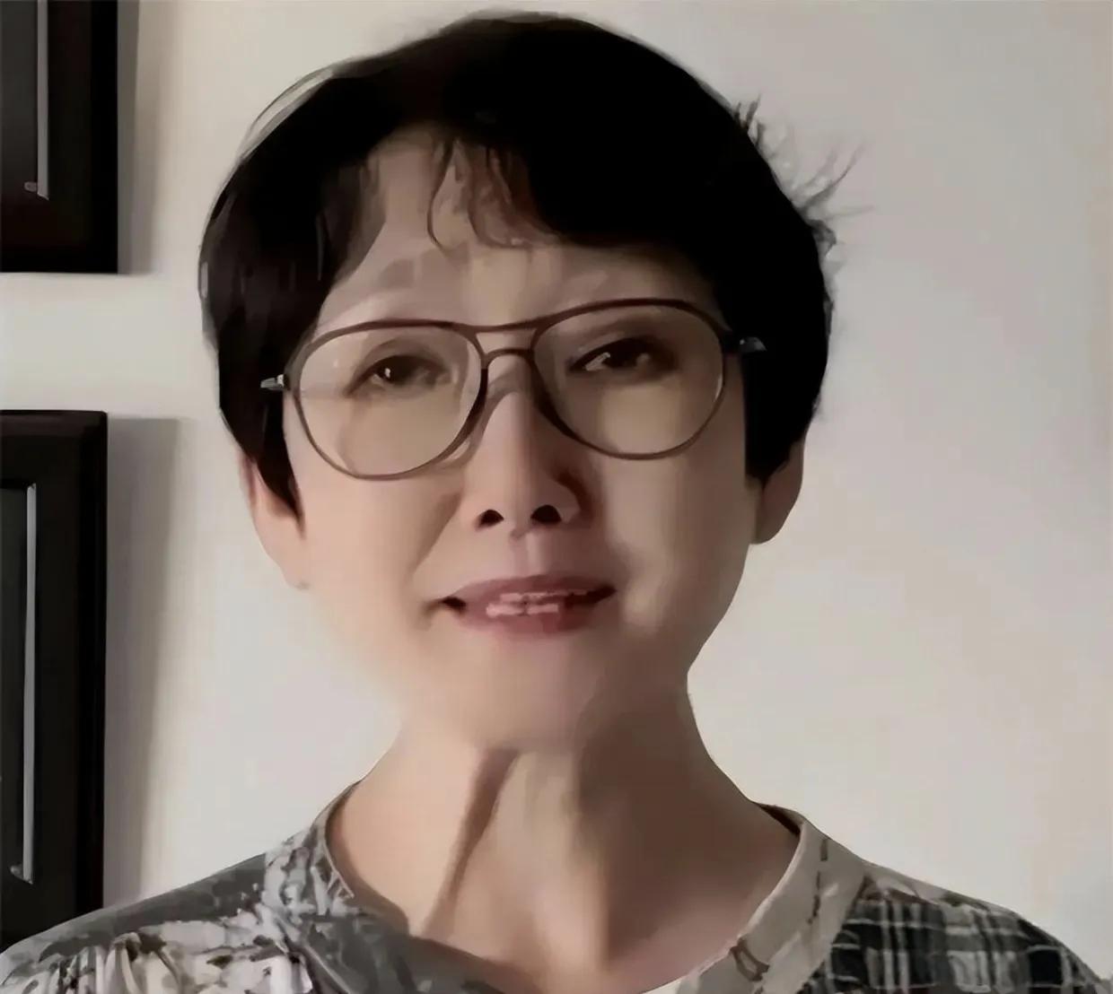 63岁的陈方圆已显老态，昔日也曾是是歌坛顶流，一段时间还在央视当过节目主持人。