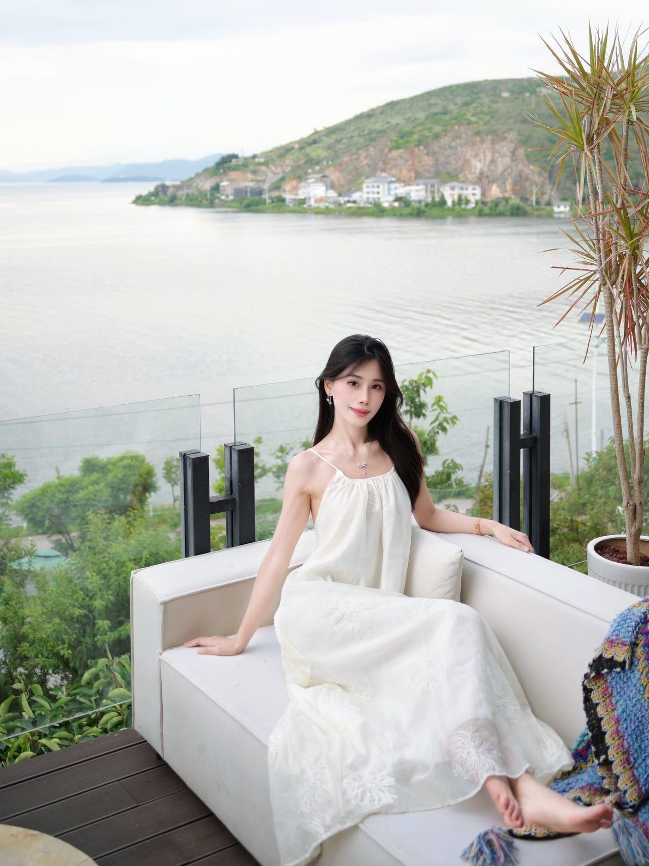 这就是我在大理洱海边的一线海景客栈，这海景视野那是相当的炸裂，公共区域也很大，我
