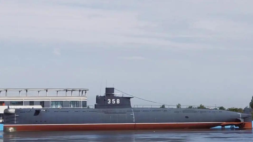 长65米，中国潜水三体船曝光，海上游击战要来了？最近网上流传一张照片，中国船