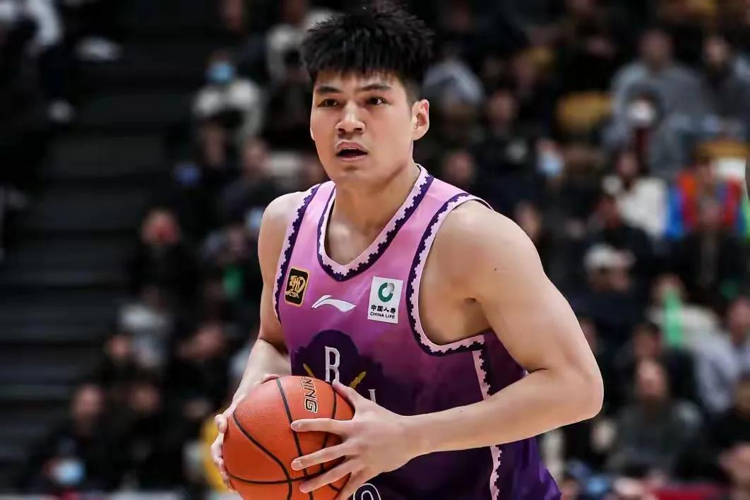 陈国豪和徐杰是高中时的队友，当时徐杰被广东宏远挖走，而陈国豪加盟了CUBA，经过