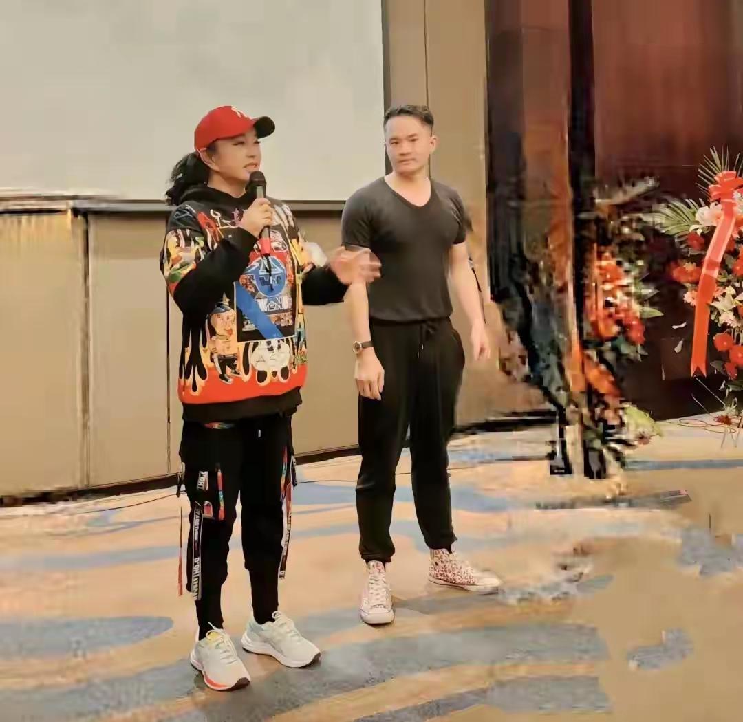 76岁刘晓庆被小38岁前男友告了，索赔504万。她的回应只有一句话：“我身上三百