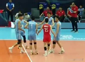 【U19男排世锦赛小组最后一场，中国队迎战加拿大队】第一局，中国队采用惯用首发