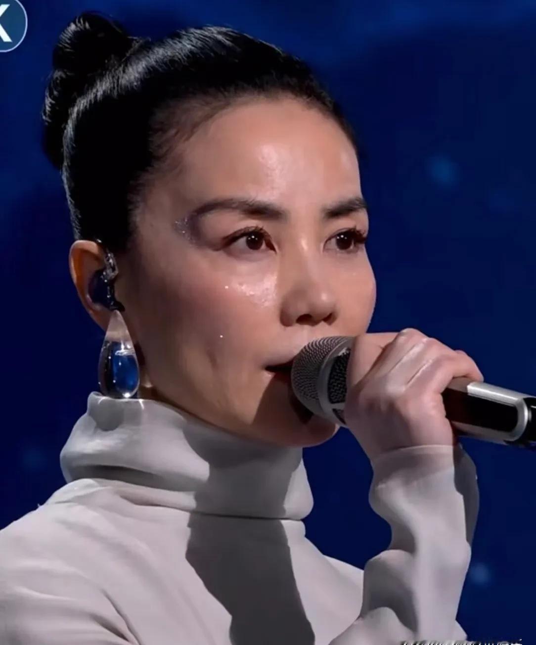 窦靖童发了张王菲春晚照片，配文“新年快乐”——这波操作，直接把她妈又送上热搜。