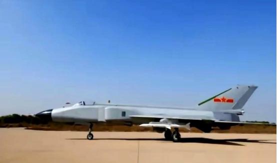 他们把一架功成身退的歼-8战斗机，驾驶舱直接掏空，然后给它下了一道新命令。 