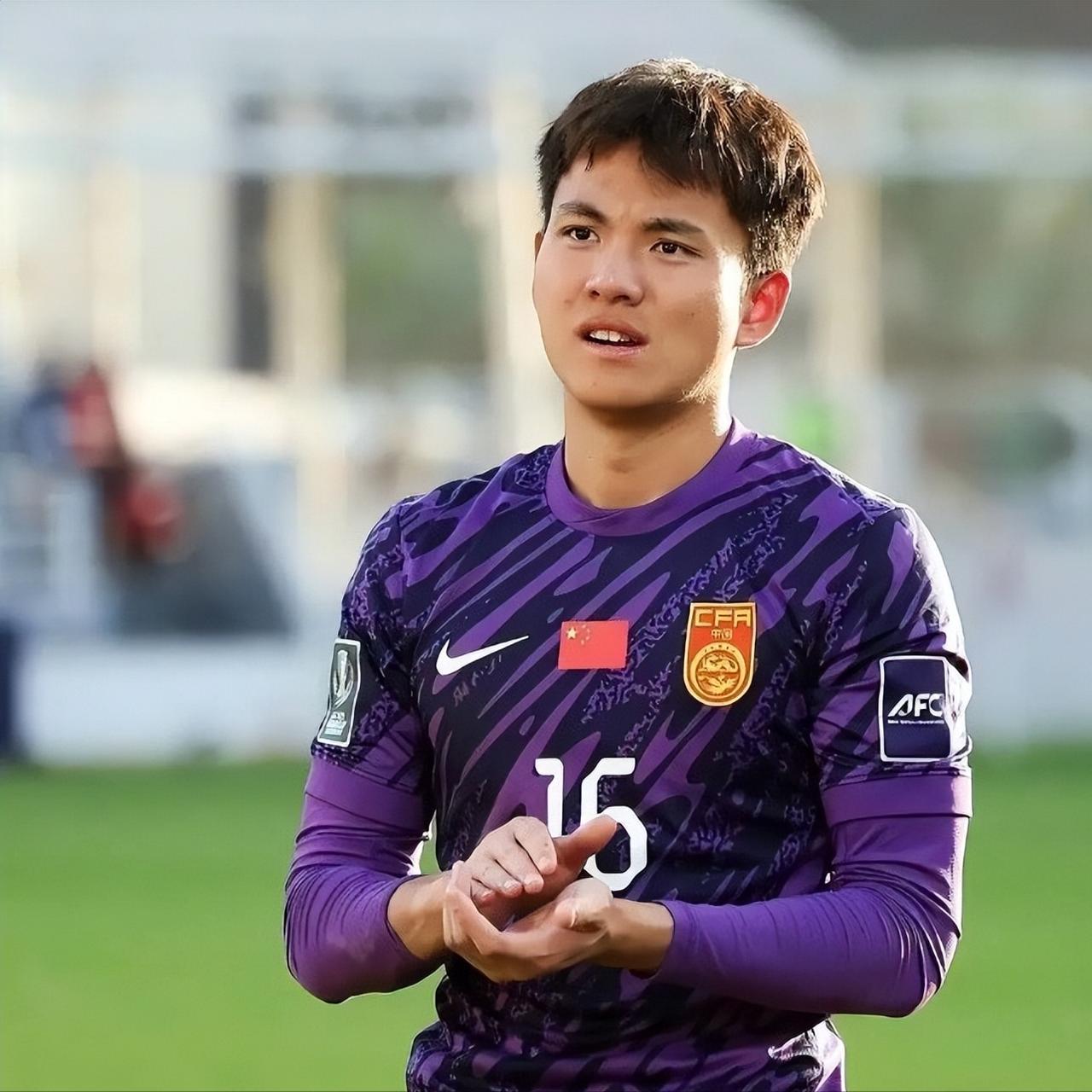 王钰栋这球停的，太不应该了。在自己的禁区前停球，而且完全没有防护，直接就被日