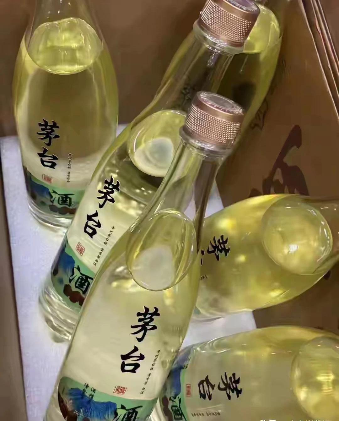 这款酒包装简约，名字看着有吸引力，“茅台”两字赫赫在目。但是细看后面有个小小的字