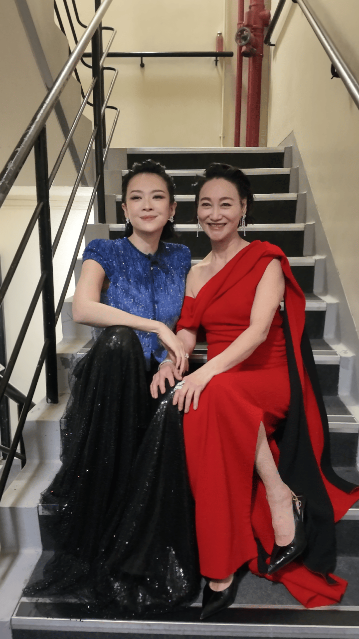 金像奖后台神同框！章子怡和惠英红同框合影，红与蓝配色直接拉满氛围感，温柔又灵动，