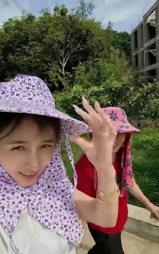 瑾汐这全副武装的样子，干嘛呢？她带着姐妹们下地去了。这一行人好像鬼子进村大扫荡