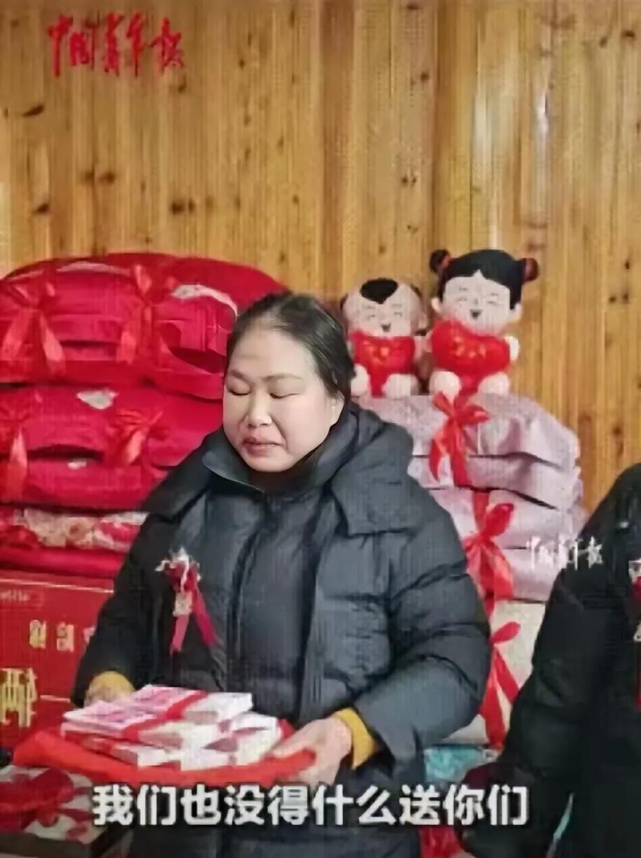 看哭了！近日，贵州江口，一对新人结婚，就当新郎接亲准备出发时，新娘的母亲上前拦住