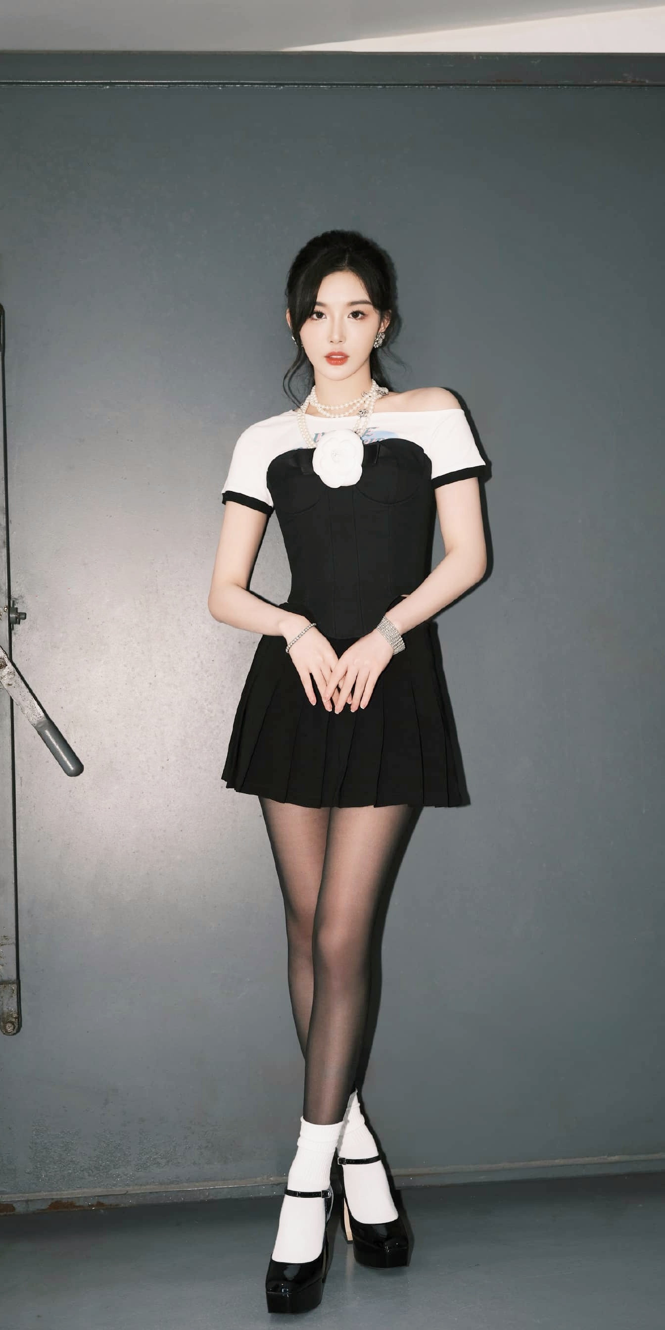 孔雪儿黑裙丝袜妆造，秀美腿。孔雪儿