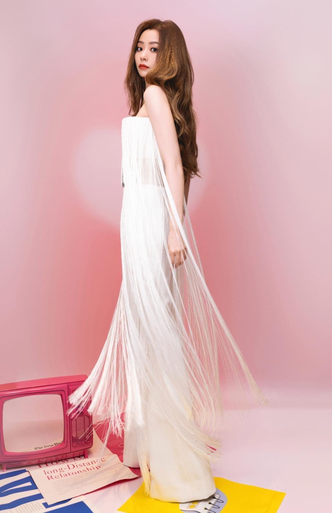 张靓颖这组粉色系大片也太会了！一袭白色流苏连体装自带灵动氛围，外搭毛绒长外套又添