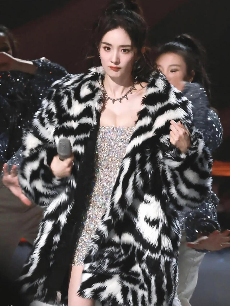 杨幂穿貂皮跳舞，要说娱乐圈的“时尚弄潮儿”