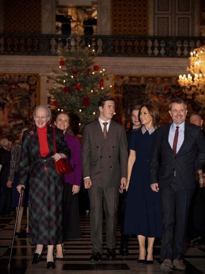 丹麦王室玛丽基金会的圣诞招待会举家出动支持大玛丽，体现了重视程度，集