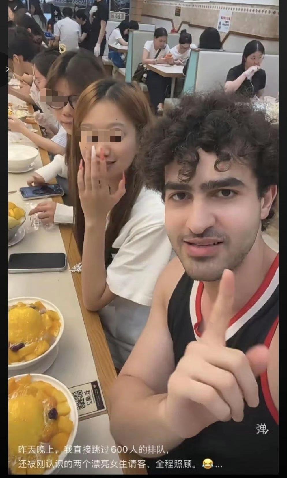 热情好客！这老外说在深圳吃饭遇到排队，两女生看到他后通过请客的方式，让他直接跳过