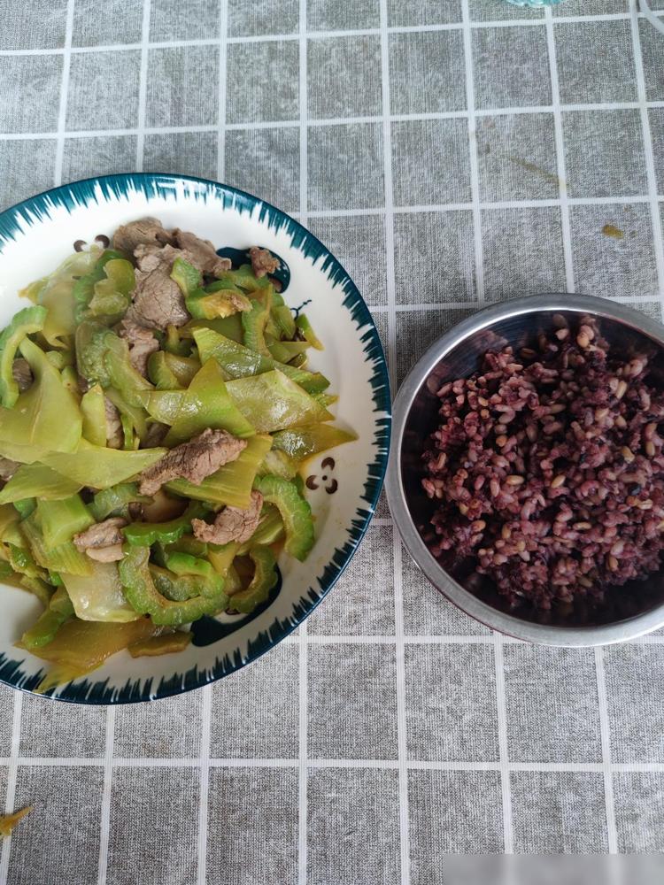 我发现糖尿病人不管是吃大米饭还是杂粮饭，只要是吃上主食，血糖肯定就嗷嗷高。我就是