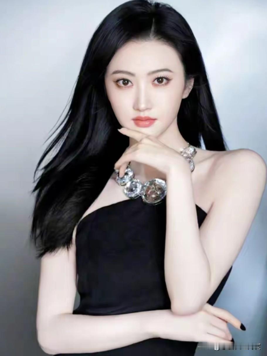 景甜这状态是吃了“保鲜剂”吗？每次亮相都美得挪不开眼！从司藤的惊艳到如今举手