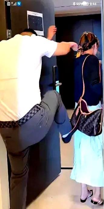 真解气，男闺蜜结婚，妻子背着丈夫偷偷去参加闺蜜的婚礼，回来气得直哭。丈夫一开门