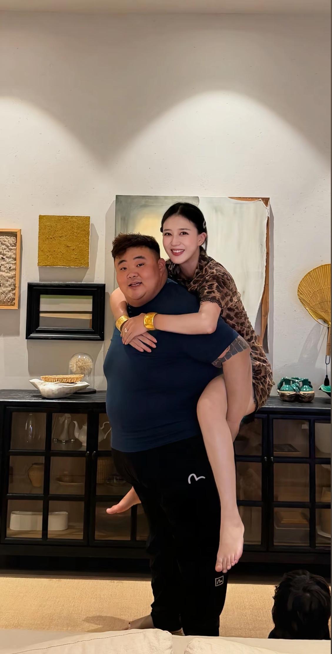 山东济南大富豪，370斤背起小娇妻，百万金镯晃人眼：济南这位"柳公子"让人又羡慕