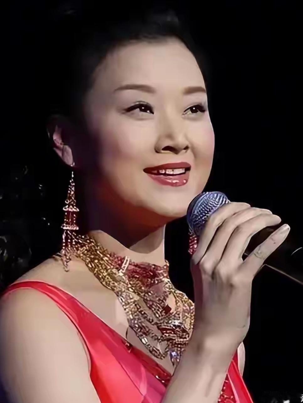宋祖英是当代民族声乐里程碑式人物，国宝级女高音歌唱家；她还是公认的东方古典美人